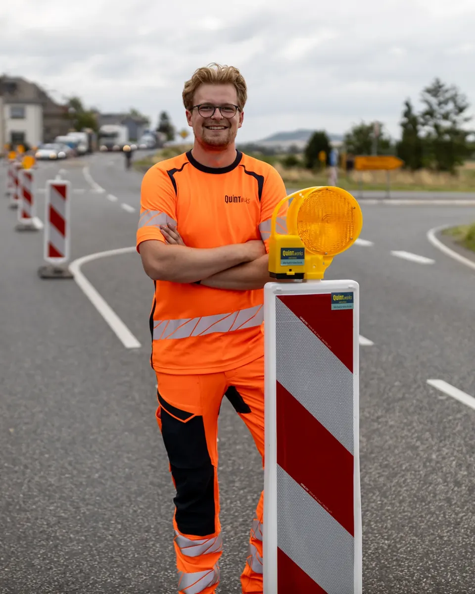 Luis Sanktjohanser, Gründer und Geschäftsführer von Quint works, an einer Leitbake auf der Straße